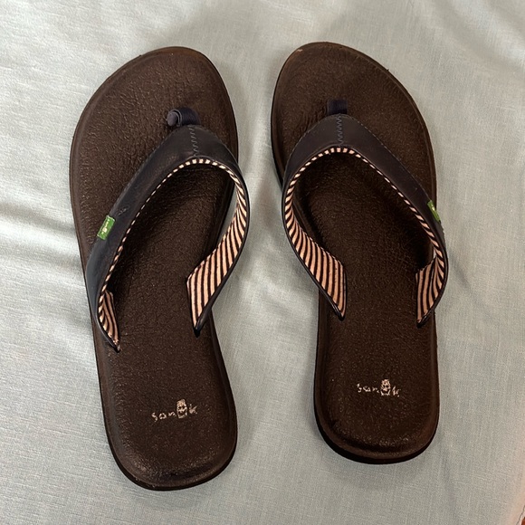 Sanuk sandal size 8 - Picture 1 of 4
